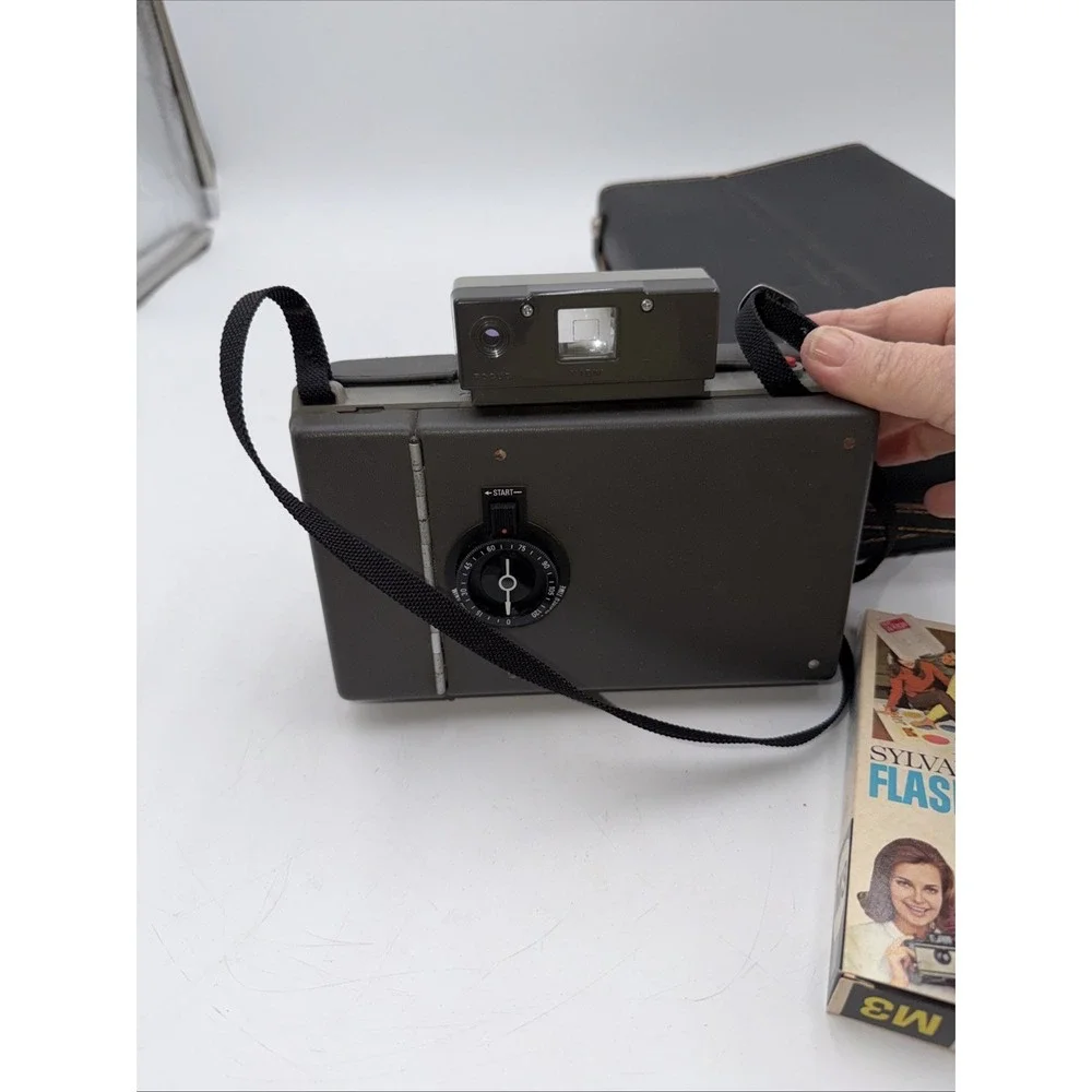 VINTAGE POLAROID LAND CAMERA AUTOMATIC 330 IN CASE